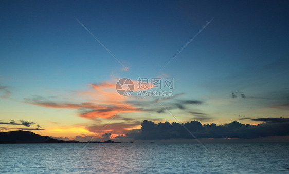 全景戏剧红云日落天空和黄昏的大海图片