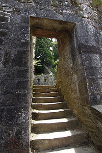 古老的中世纪防御工事的楼梯图片