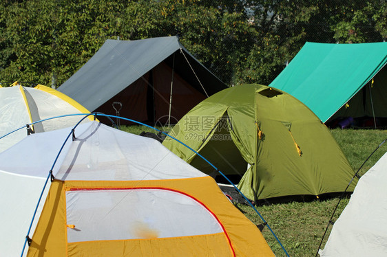 立即在足球田中帐篷集结营房图片