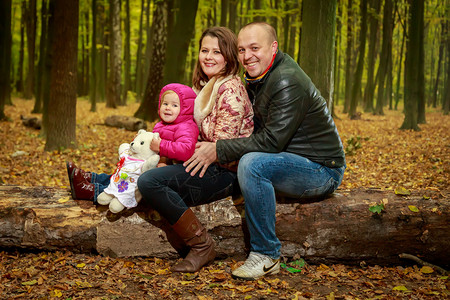 秋天森林里的一家人图片