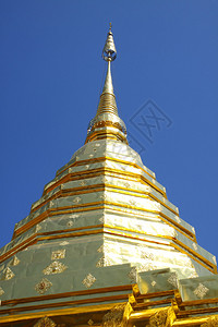 泰国北部清迈府素贴寺的蓝天金色宝塔素贴寺包含圣佛舍利的Wa图片