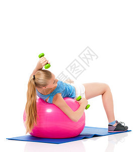身体健康的年轻女子穿戴健身球和哑铃运动服图片