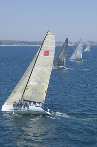 游艇在团队帆船赛图片