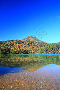 秋天的山和池塘日本图片
