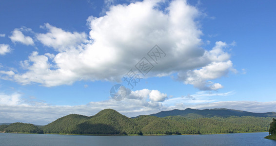 天然林景观山天水云图片
