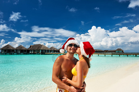 西藏拉萨在马尔代夫热带海滩上穿着圣诞老背景