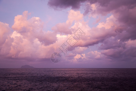 海洋上空傍晚天空的图像图片