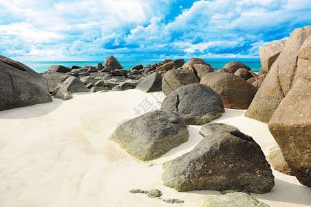 海滩上美丽的沙土和岩石图片
