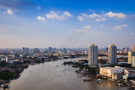 曼谷市在暮光之河的图像图片