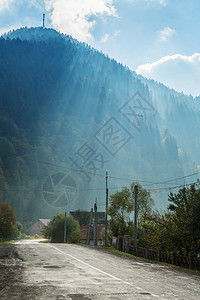 在山路的太阳光芒图片