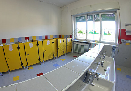 带卫生间和小水槽的幼儿园宽敞浴室图片