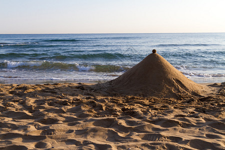 海滩上的沙子金字塔结构背景是海洋图片