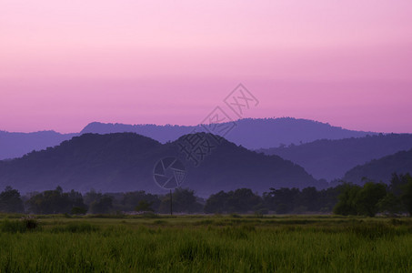 风景在山后升起的早晨太阳美丽的天空图片