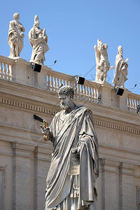 意大利罗马梵蒂冈圣彼得广场上的圣彼得雕像图片