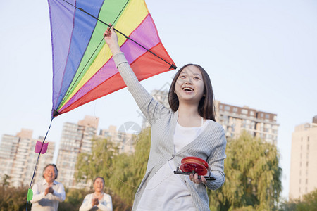 孙女和祖父母在公园里放风筝图片