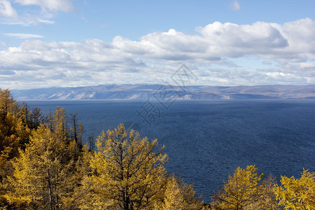 位于俄罗斯Baikal湖上空的美丽全景图片