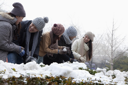 一群朋友在雪地里玩耍图片