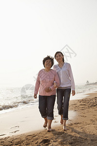 祖母和孙女在海边散步图片