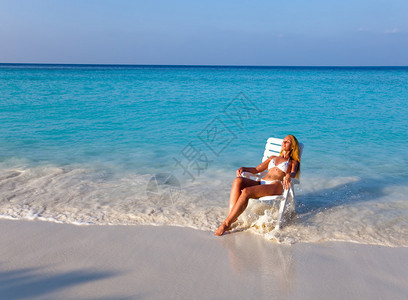 在海边沙滩椅子图片