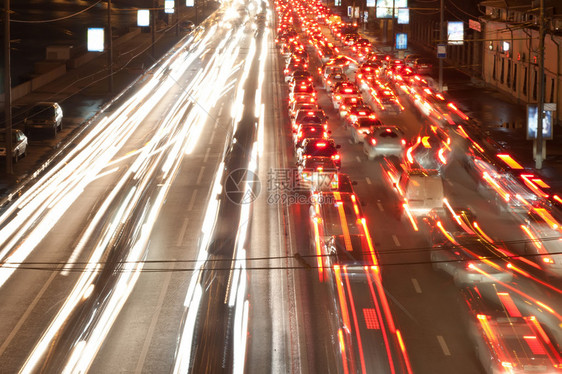 夜间道路有交通路线图片