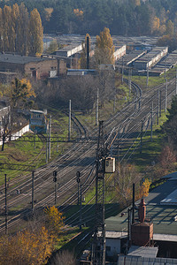从高处看有铁路的工业区图片