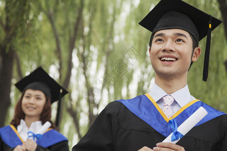 北京女子图鉴2名青年大学毕业生持有毕业文凭男背景