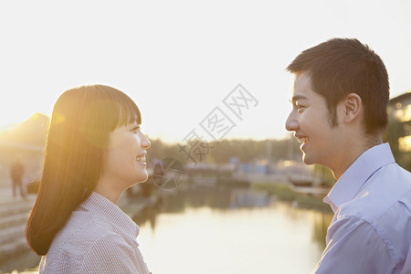 北京女子图鉴快乐的年轻夫妇在河背景