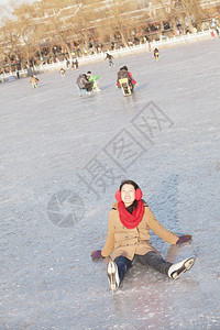 滑冰时跌倒的年轻女子图片