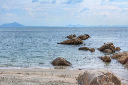 海滩上岩石海岸的景色图片