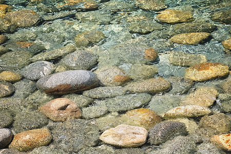 水下有鹅卵石的海底图片