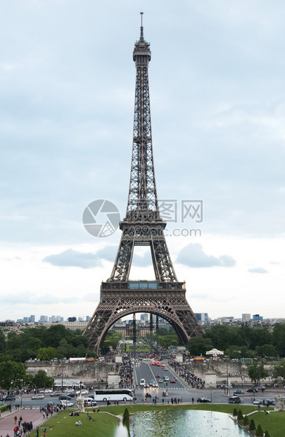 是位于巴黎战神广场上的一座铁格子塔图片