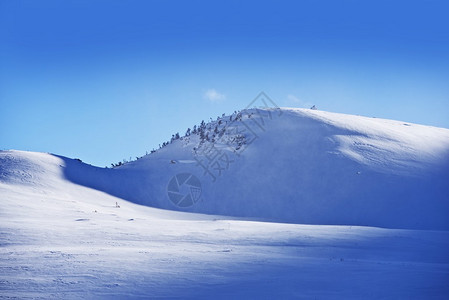 冬季风景重雪覆盖的土地阿图片