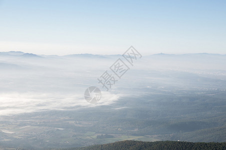 秋天时节巴塞罗那蒙塞尼山上的雾图片