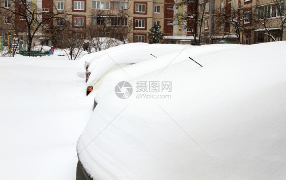 被困在雪地滑雪的车图片