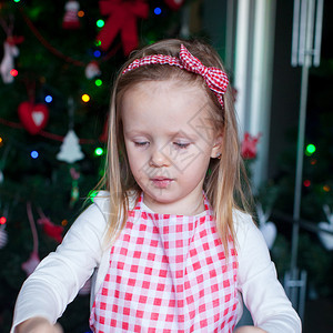 小女孩在厨房为圣诞节在厨房烤姜图片