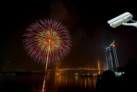 监控城市风景的顶端烟火之夜场景新图片