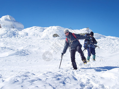 雪山上的游客图片