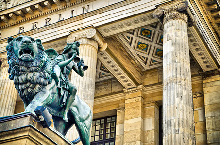 柏林历史中心的雕像图片