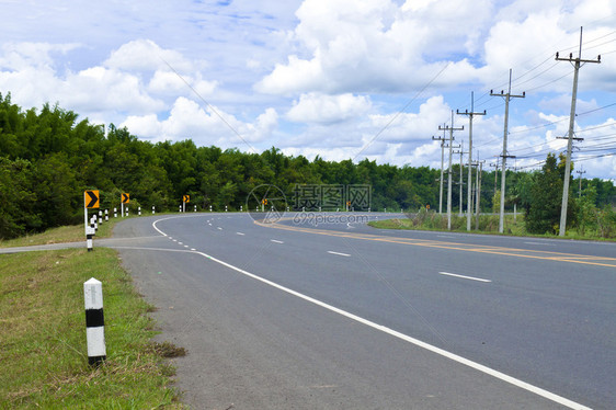 夏日阳光明媚的美好日子的道路图片