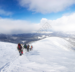 雪山上的旅游团图片