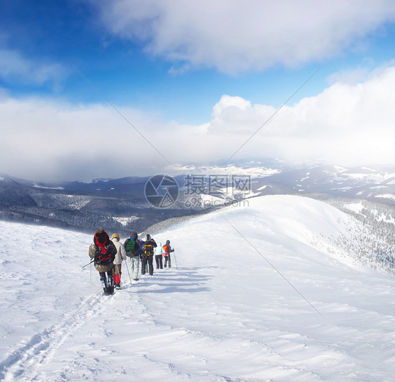 雪山上的旅游团图片