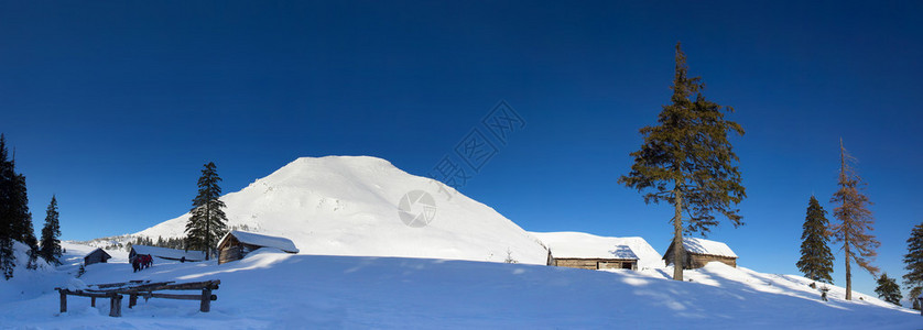 冬季山区和旅游营地图片