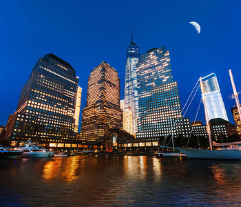 夜幕世界金融中心从美国纽约Hudson河浏览图片