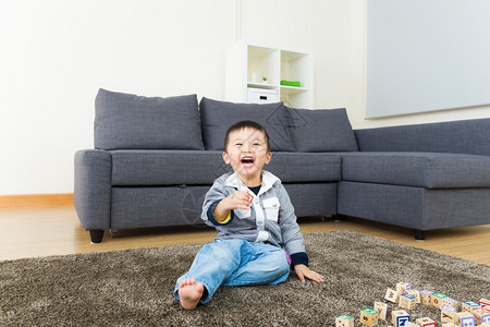 小男孩玩木制玩具块图片