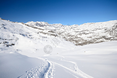 冬季风景的雪坡图片
