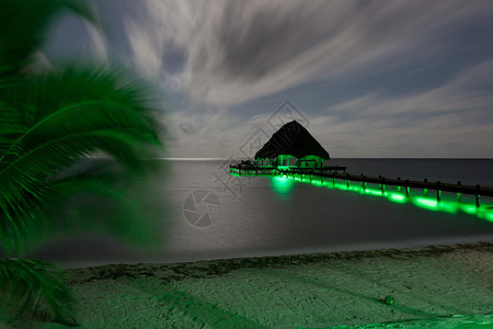 加勒比海的码头长期于海底绿灯和月光下图片