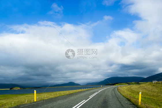 在山地背景下的道路冰岛多图片