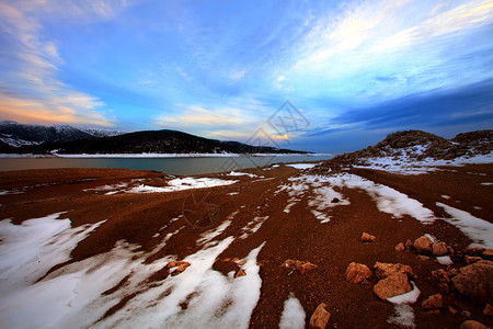 保加利亚冬季高山湖上的蓝色壮丽日落图片