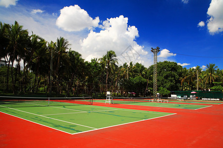 蓝天下的户外网球场图片