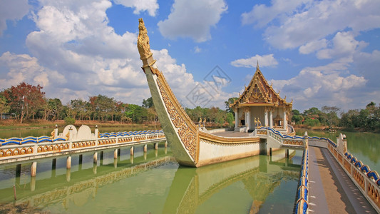 泰国乌汶府BanNaMuang寺Suphannahong船图片